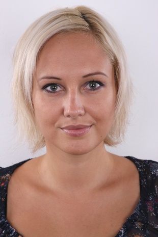 1. Download full pics of model Linda (27) from czechcasting.com