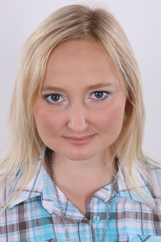 1. Download full pics of Zuzana (24) from czechcasting.com