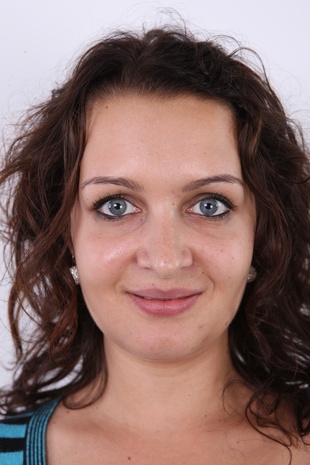 1. Download full pics of model Sona (22) from czechcasting.com