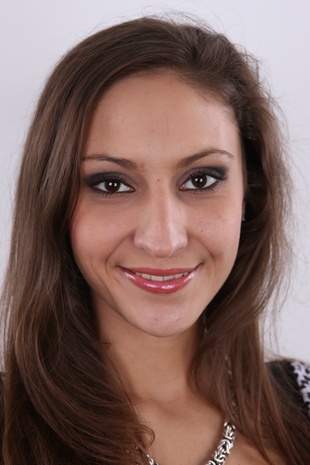 1. Download full pics of model Simona (23) from czechcasting.com