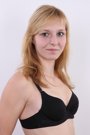 6. Download full pics of model Ilona (21) from czechcasting.com