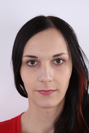 1. Download full pics of model Andrea (24) from czechcasting.com