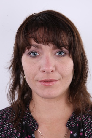 1. Download full pics of model Lenka (31) from czechcasting.com