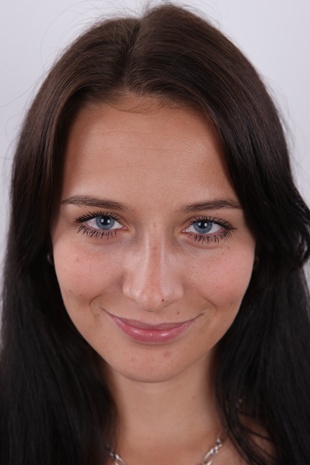 1. Download full pics of model Simona (28) from czechcasting.com