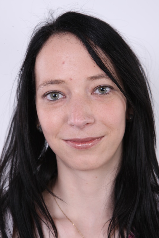 1. Download full pics of Alena (21) from czechcasting.com