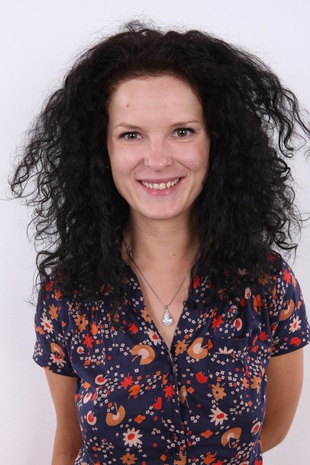 1. Download full pics of model Michaela (27) from czechcasting.com