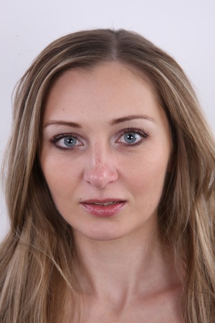 1. Download full pics of model Hana (30) from czechcasting.com