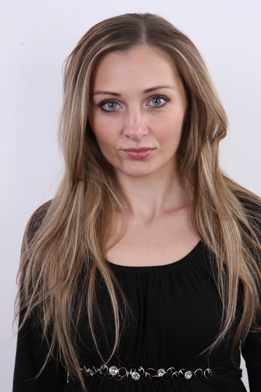 3. Download full pics of Hana (30) from czechcasting.com