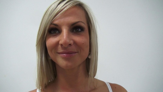 2. Download full pics of Vendula (28) from czechcasting.com