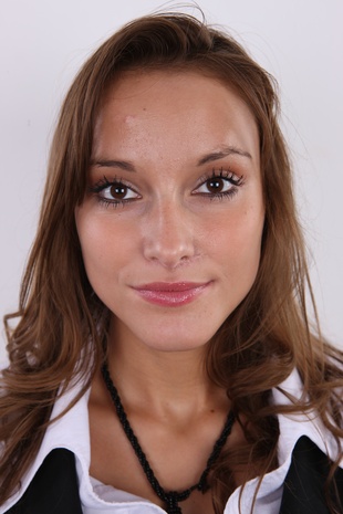 1. Download full pics of model Tereza (22) from czechcasting.com