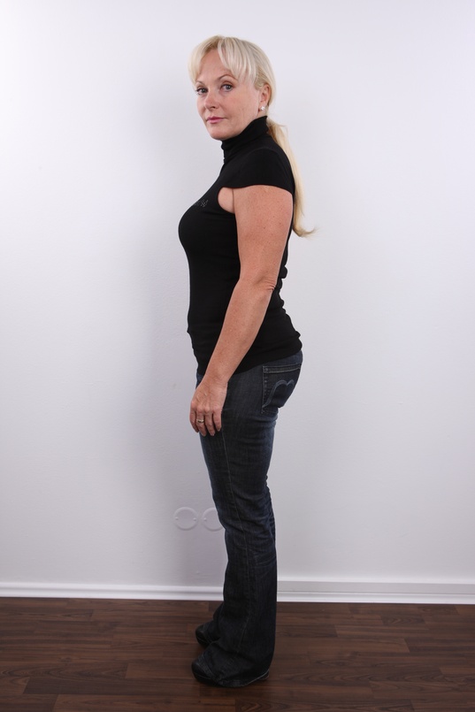 4. Download full pics of Dara (46) from czechcasting.com