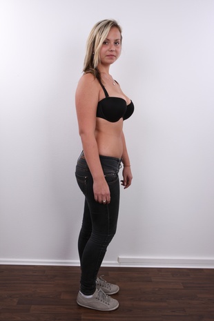 5. Download full pics of model Tereza (22) from czechcasting.com