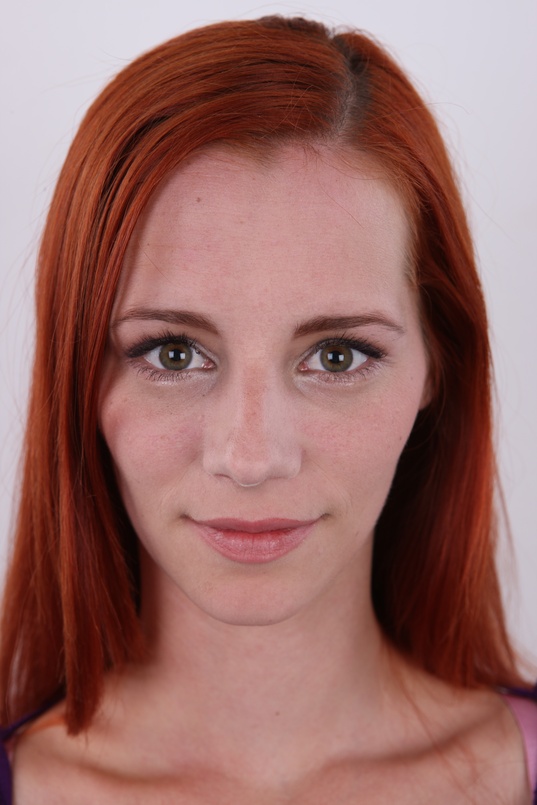 1. Download full pics of Gabriela (27) from czechcasting.com