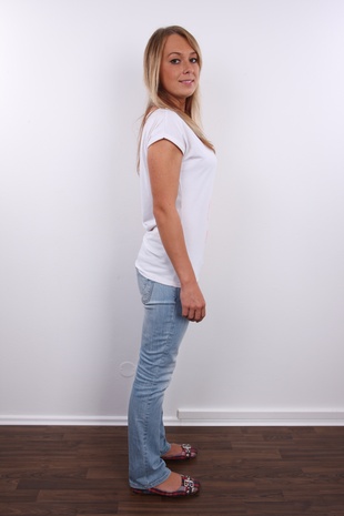 3. Download full pics of model Renata (21) from czechcasting.com