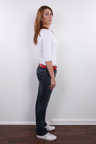 3. Download full pics of model Marie (20) from czechcasting.com