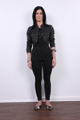 2. Download full pics of model Petra (29) from czechcasting.com