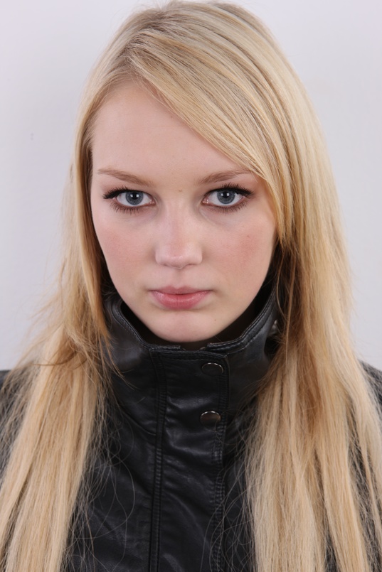 1. Download full pics of Sarka (18) from czechcasting.com