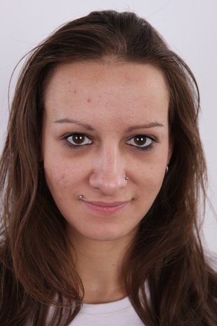 1. Download full pics of model Sarka (26) from czechcasting.com