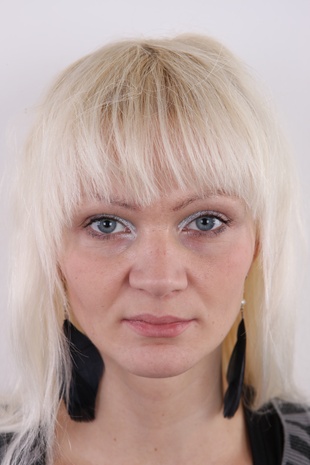 1. Download full pics of model Veronika (28) from czechcasting.com