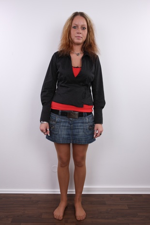 2. Download full pics of model Alice (20) from czechcasting.com