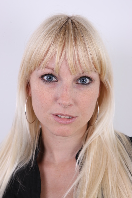 1. Download full pics of Hanka (32) from czechcasting.com