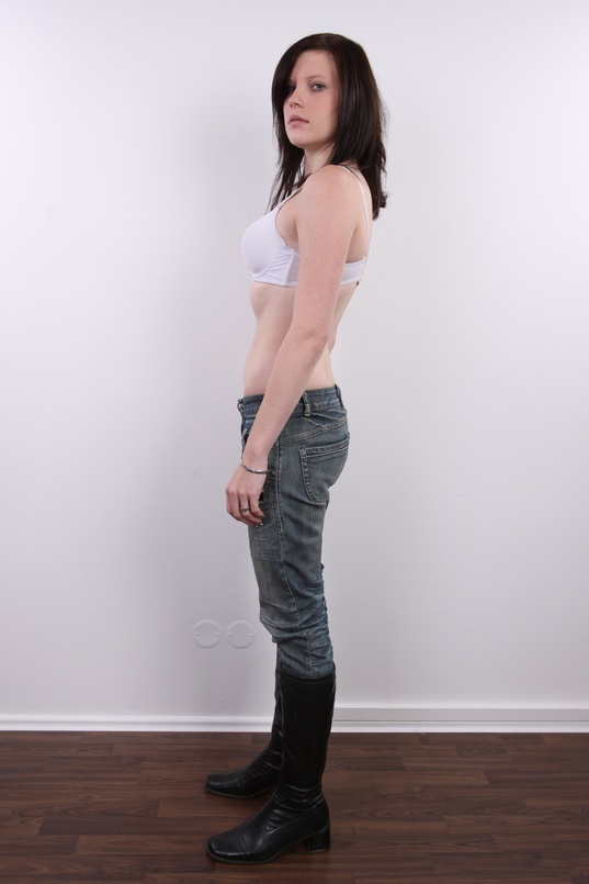 5. Download full pics of Jana (21) from czechcasting.com