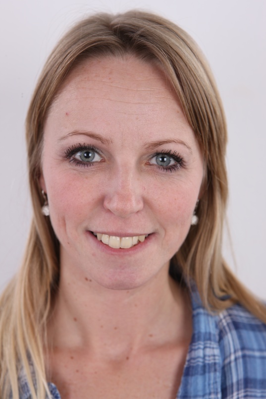 1. Download full pics of Zuzana (32) from czechcasting.com