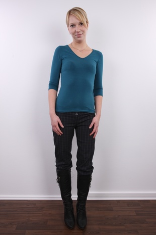 1. Download full pics of model Tereza (26) from czechcasting.com