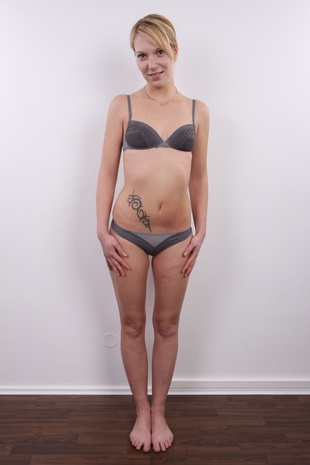 4. Download full pics of model Tereza (26) from czechcasting.com