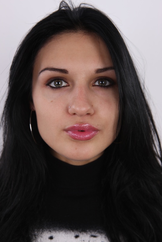 1. Download full pics of Jana (21) from czechcasting.com