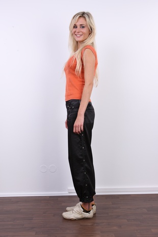 4. Download full pics of model Sona (21) from czechcasting.com