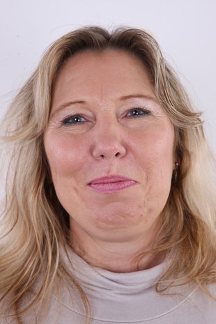 1. Download full pics of model Jana (46) from czechcasting.com