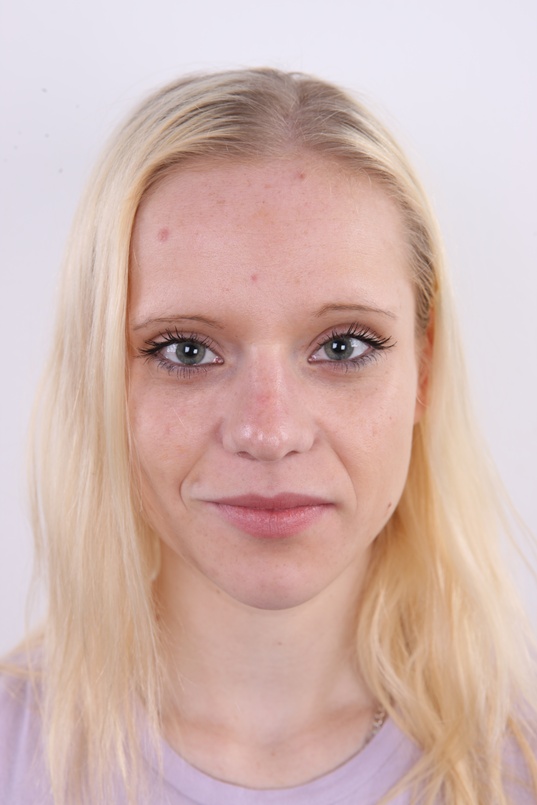 1. Download full pics of Karolina (21) from czechcasting.com