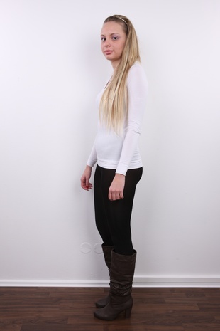 5. Download full pics of model Eva (22) from czechcasting.com