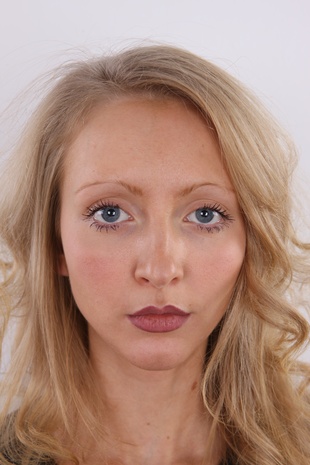 1. Download full pics of model Eva (21) from czechcasting.com