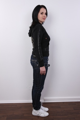 3. Download full pics of model Tereza (32) from czechcasting.com