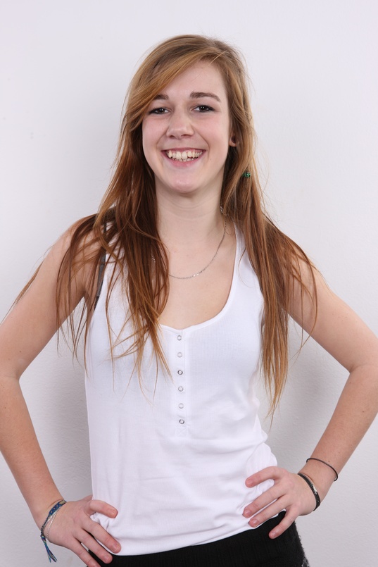 1. Download full pics of Dominika (18) from czechcasting.com