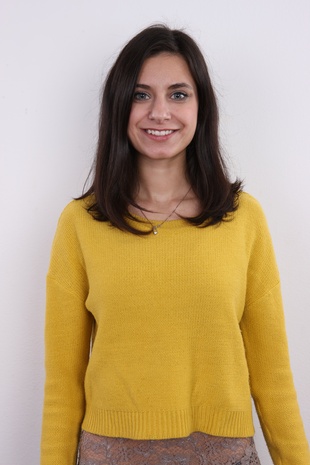 1. Download full pics of model Renata (19) from czechcasting.com