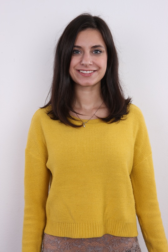 1. Download full pics of Renata (19) from czechcasting.com