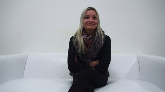 1. Download full pics of Petra (28) from czechcasting.com