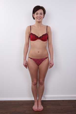 4. Download full pics of model Helena (24) from czechcasting.com