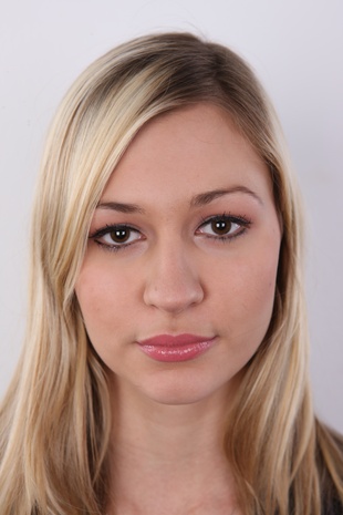 1. Download full pics of model Tereza (22) from czechcasting.com