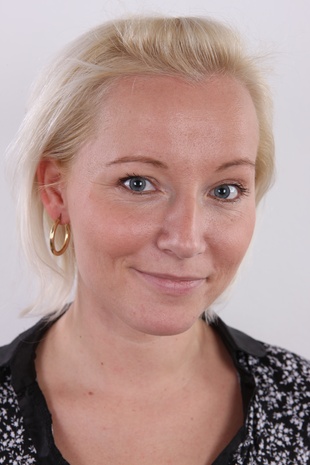 1. Download full pics of model Neli (27) from czechcasting.com