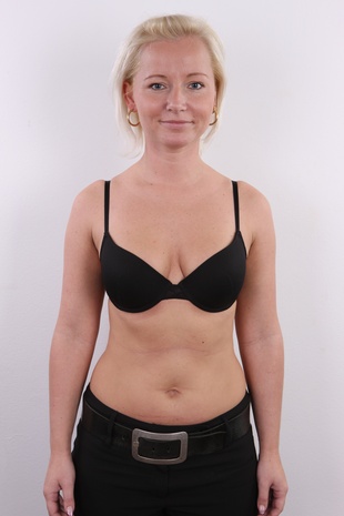 4. Download full pics of model Neli (27) from czechcasting.com