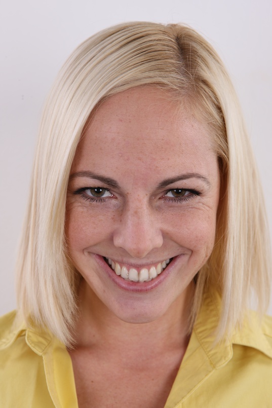 1. Download full pics of Michaela (27) from czechcasting.com