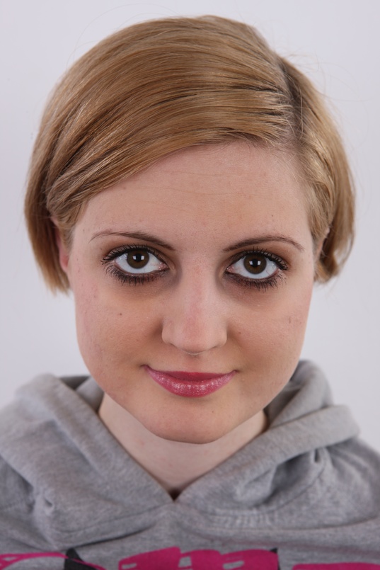 1. Download full pics of Lenka (22) from czechcasting.com