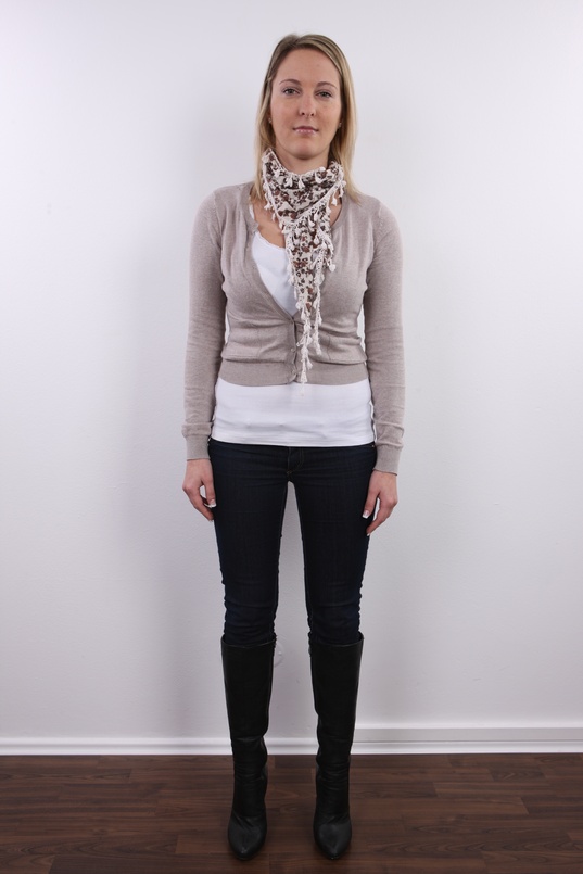 2. Download full pics of Ilona (22) from czechcasting.com