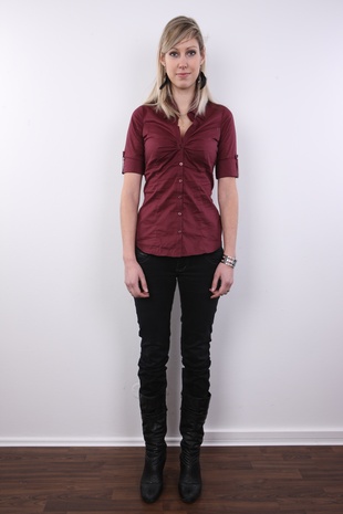 2. Download full pics of model Silvie (26) from czechcasting.com