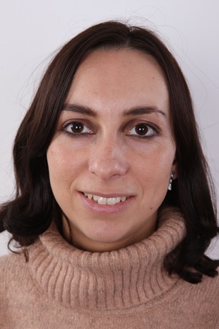 1. Download full pics of model Eva (30) from czechcasting.com