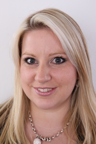 1. Download full pics of model Jana (26) from czechcasting.com